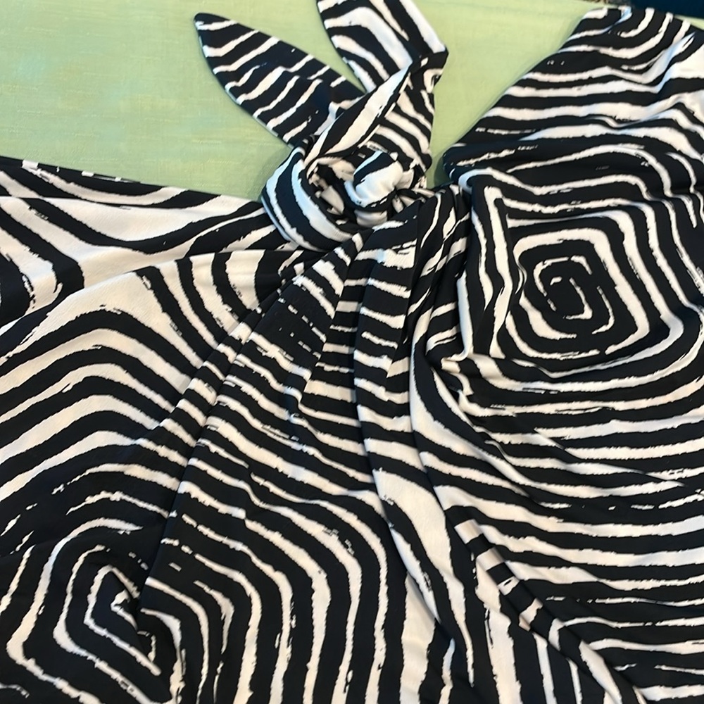 Dressbarn tee shirt style wrap dress in the mod swirl print you will love! Sz 16 - Picture 12 of 12